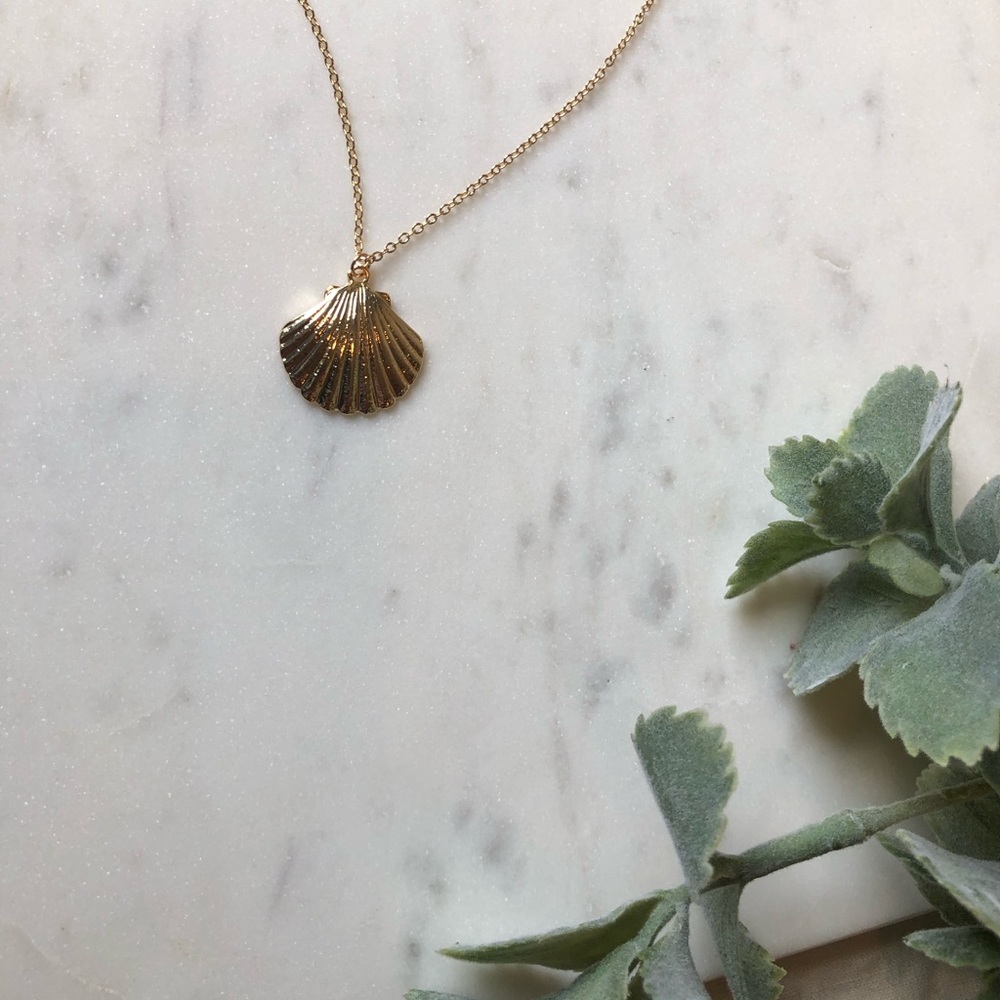 Scallop Seashell Pendant Necklace - Picture 2 of 4